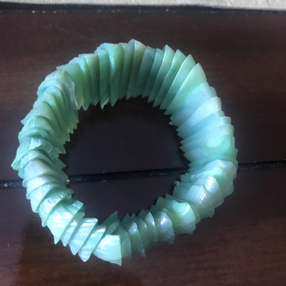 Green shell stretch bracelet - Picture 2 of 4